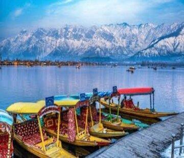 RELAXING SRINAGAR